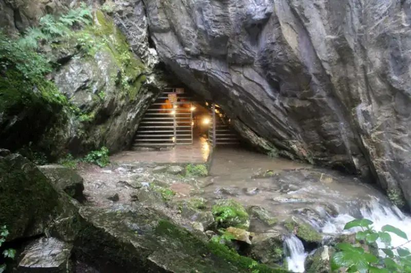 Dupnisa Mağaraları