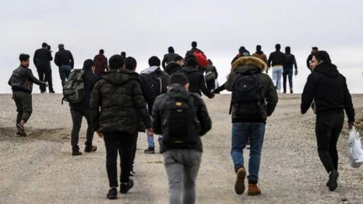 2 bin 101 düzensiz göçmen yakalandı