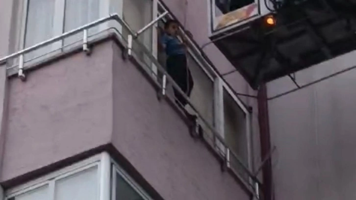 4'üncü kat penceresinde mahsur kalan çocuğu, itfaiye kurtardı
