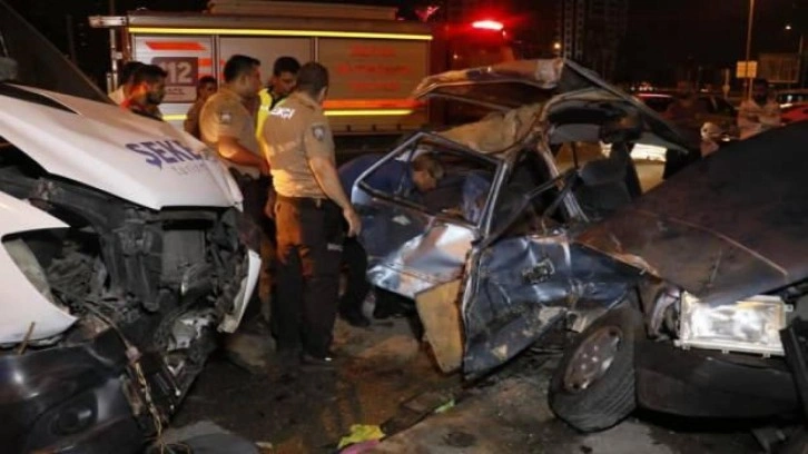 Adana’da otomobil ile servis aracı çarpıştı: 4 yaralı