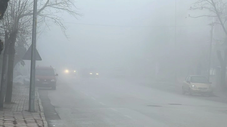 Afyon'da sisli hava hayatı olumsuz etkiledi
