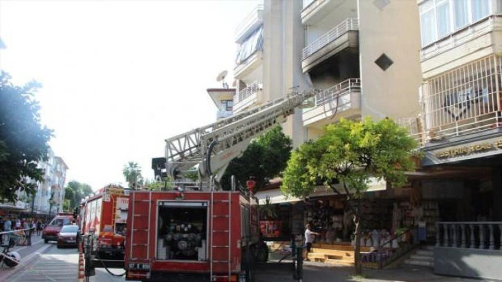 Alanya'da apartman dairesinde yangın: Daire kullanılmaz hale geldi!