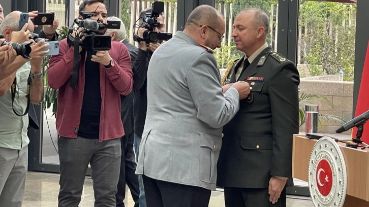 Almanya, Türk komutan Yılmaz Çetin'e nişan takdim etti