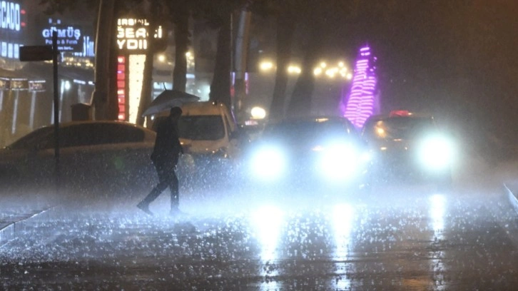 Ankara'da sağanak ve dolu: Caddeleri su bastı