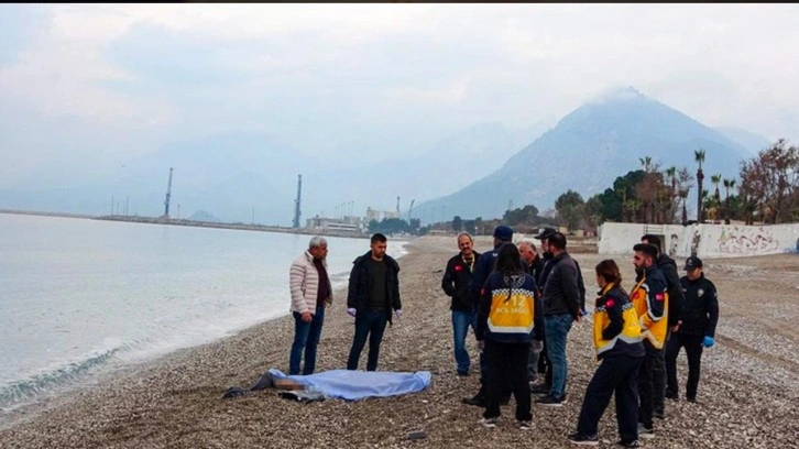 Antalya sahilinde deniz üzerinde yarı çıplak erkek cesedi bulundu!