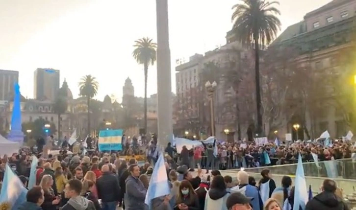 Arjantin'de de halk sokağa döküldü