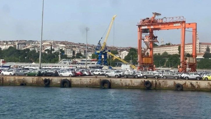 Binlerce araç Haydarpaşa Limanı'nda satılmayı bekliyor