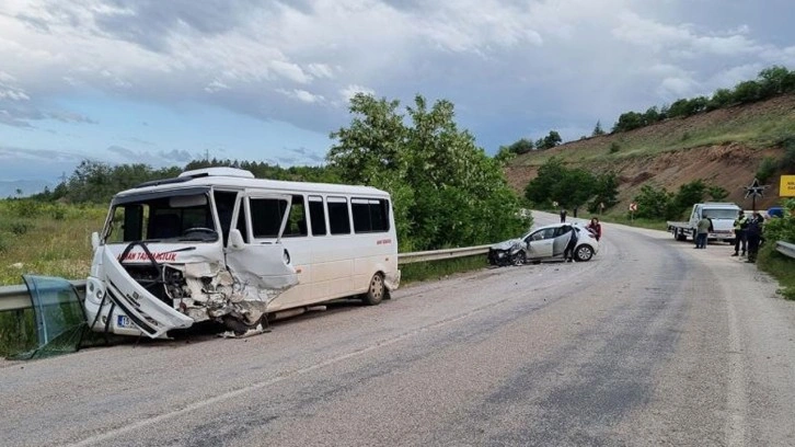 Burdur'da işçi minibüsüyle otomobil çarpıştı: 14 yaralı
