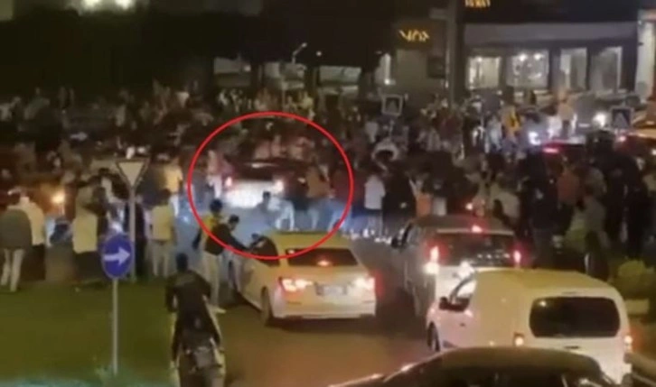 Bursa'da otomobil kutlama yapan Galatasaray taraftarlarının arasına daldı: 2 yaralı