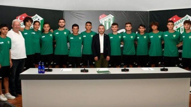 Bursaspor 13 futbolcu ile profesyonel sözleşme imzaladı