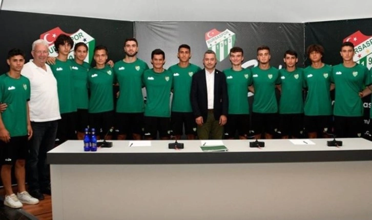 Bursaspor, 13 futbolcuyla sözleşme imzaladı!