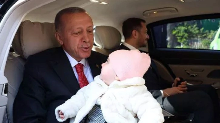 Cumhurbaşkanı Erdoğan 8 aylık Lina bebeği sevdi, hediyeler verdi