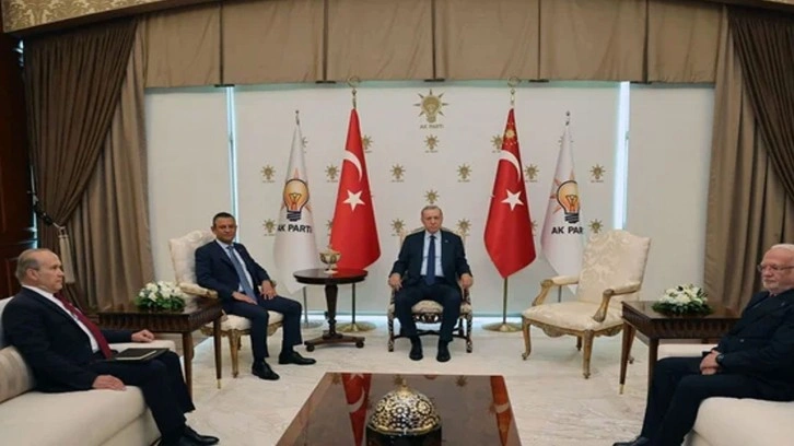 Cumhurbaşkanı Erdoğan, CHP lideri Özgür Özel görüşmesinin detayları! Boş koltuk espri konusu olmuş!