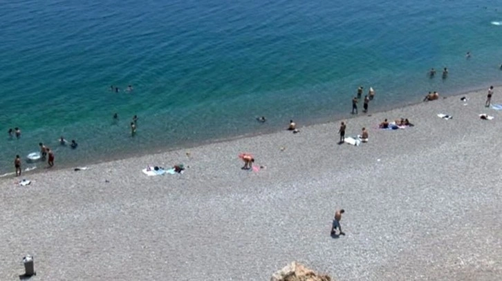 Deniz sıcaklığının bile 26 dereceye çıktığı tatil kentinde, hafta sonuna rağmen sahiller dolmadı
