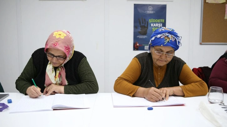 Depremzede 65 yaş üstü kadınlar okuma yazma hayallerini gerçekleştiriyor