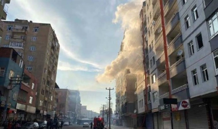 Diyarbakır'daki ağır hasarlı binada yangın paniği