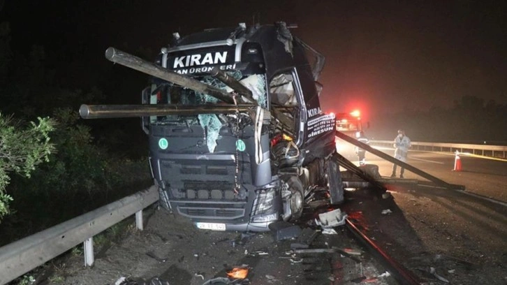Duran TIR'a arkadan başka bir TIR çarptı! Feci kazada 2 kişi öldü