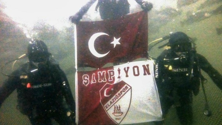 Elazığspor'un şampiyonluğunu su altında kutladılar