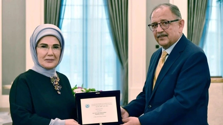 Emine Erdoğan'a "Sıfır Atık" projesine verilen ödülü teslim aldı
