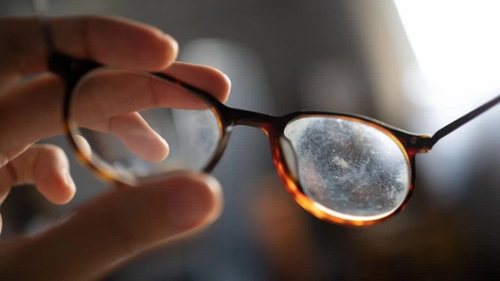 Evde gözlük camı temizleme suyu nasıl yapılır?  Numaralı gözlük camı çizikleri nasıl giderilir?