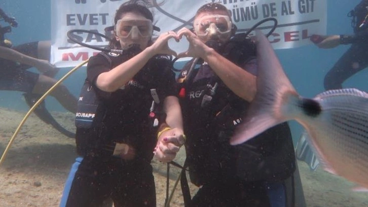 Fethiye'de su altında evlilik teklifi: Cevabın 'hayır' ise oksijen tüpümü de al git