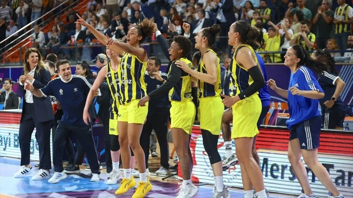 Finalde farklı galibiyet. Fenerbahçe Alagöz Holding üst üste ikinci kez Euroleague şampiyonu oldu
