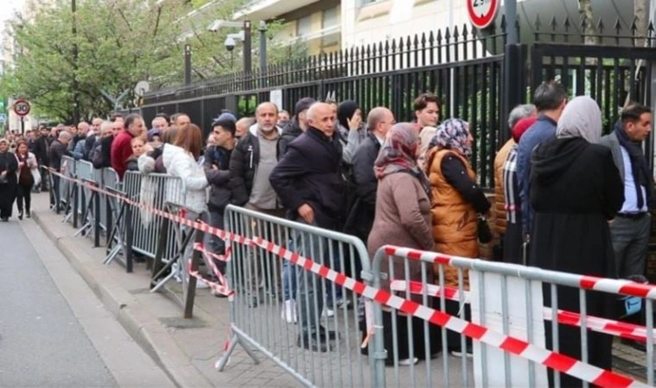 Fransa'daki yurttaşlar Cumhurbaşkanlığı seçimi için sandık başında