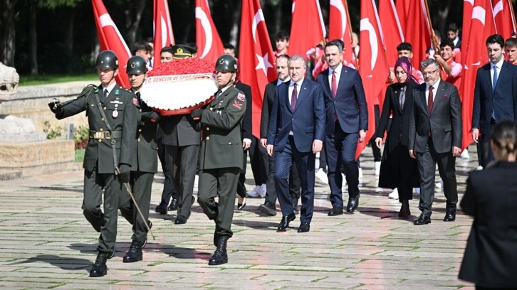 Gençlik ve Spor Bakanı Osman Aşkın Bak,19 Mayıs dolayısıyla Anıtkabir'i ziyaret etti