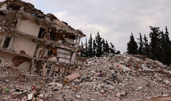 Hatay'da depremde yıkılan fabrikanın enkazında çıkan yangına müdahale ediliyor