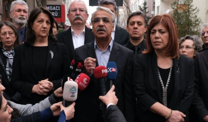 HDP Eş Genel Başkanları çadır skandalının merkezi Kızılay'ın önünde