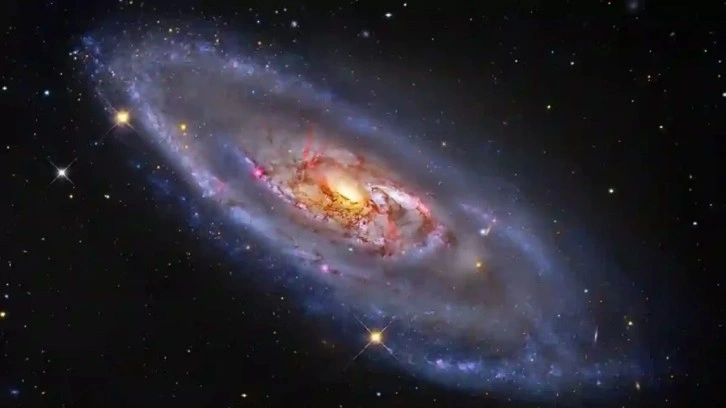 Hubble'dan sıra dışı bir keşif! Sıra sıra dizilmiş galaksiler!