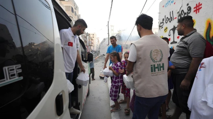 İHH, Gazze’de sıcak yemek dağıtımlarına devam ediyor