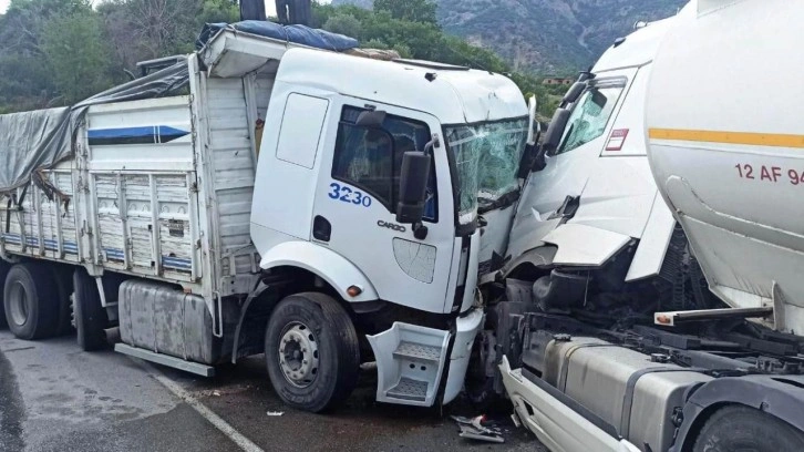 İki kamyon kafa kafaya çarpıştı: 3 yaralı