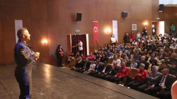 İlk Türk astronot Alper Gezeravcı Malatya'da öğrencilerle bir araya geldi!