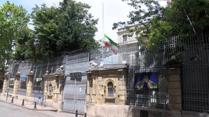 İran İstanbul Başkonsolosluğu'nda bayraklar yarıya indi