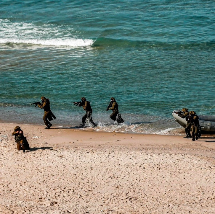 İsrail ordusu, Zikim Plajı'na deniz yoluyla gelen askerlerle savaşıyor