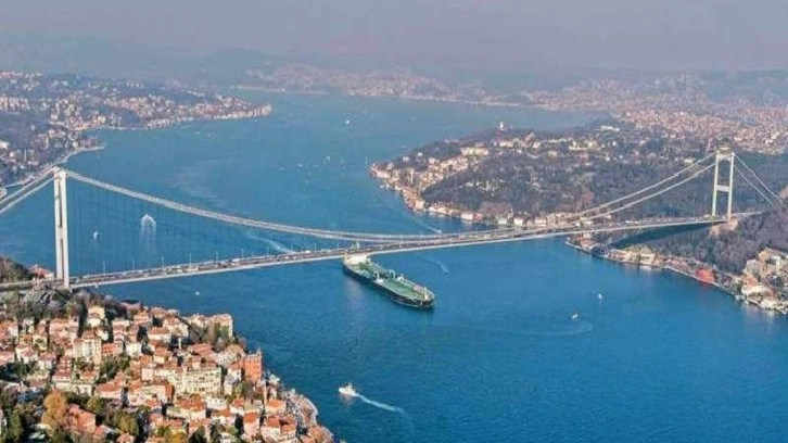 İstanbul Boğazı'nda kargo ve yolcu gemisi çarpıştı