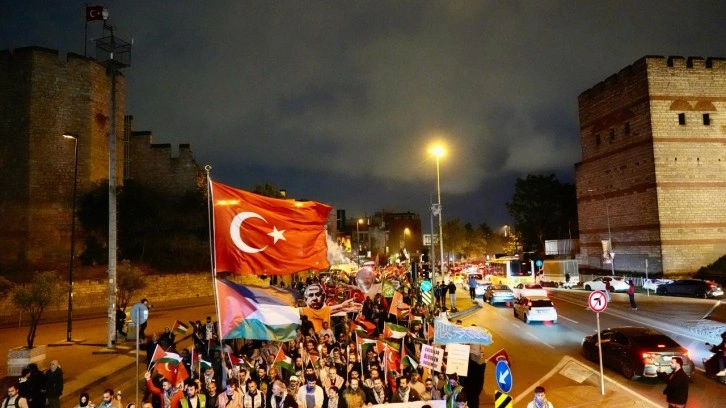 İstanbul'da İHH'den Filistin'e destek için meşaleli yürüyüş