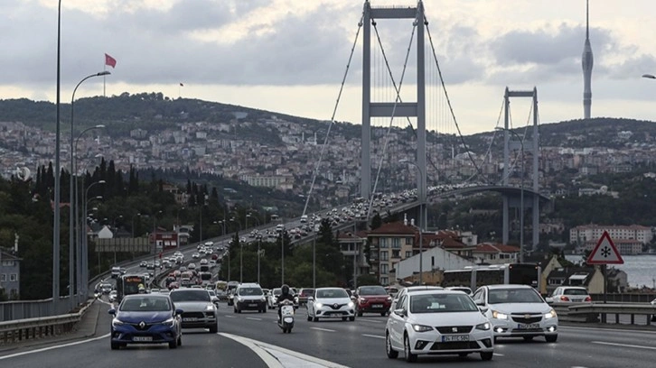 İstanbul'da metrobüs köprüde bozulunca trafik kilitlendi!