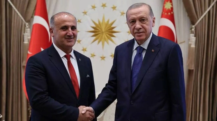 İYİ Parti'den AK Parti'ye geçen Kaya'ya rozetini Erdoğan taktı