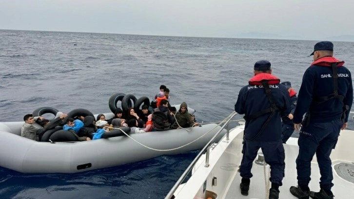 İzmir'de lastik botlardaki 55 kaçak göçmen karaya çıkarıldı
