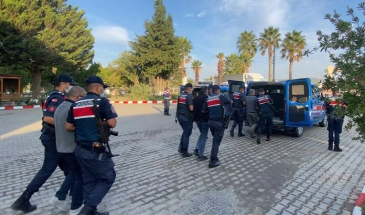 İzmir'de 86 kaçak göçmen yakalandı, 5 insan kaçakçısına gözaltı