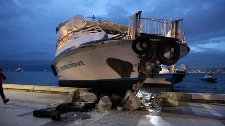 İzmir'de kaptan rahatsızlanınca vapur karaya çarptı! Denizde büyük panik