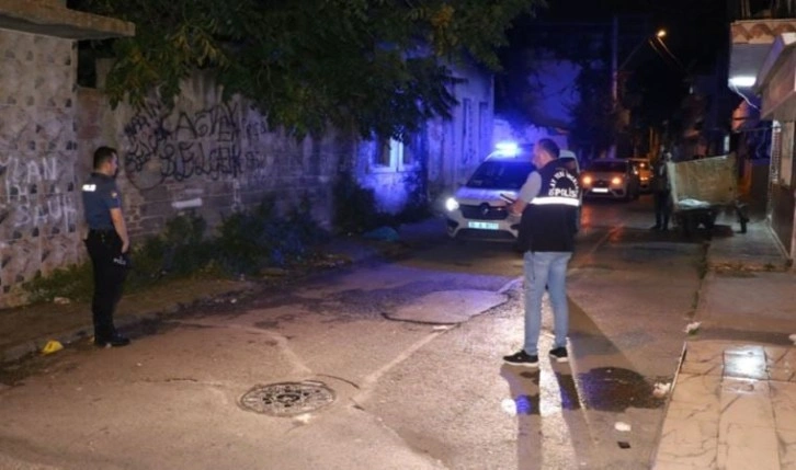 İzmir'de sokak ortasında silahlı kavga: 2 ağır yaralı