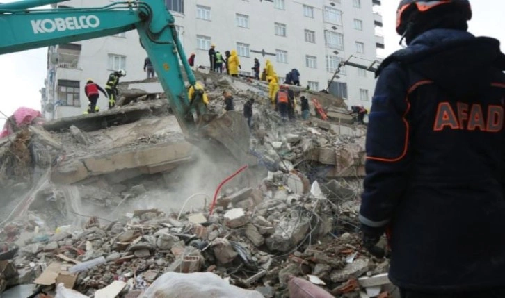İzmir'e getirilen 96 depremzede Çeşme'deki otellere yerleştirildi