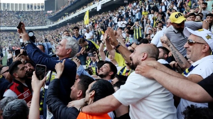 Jose Mourinho Fenerbahçe taraftarı ile bütünleşti
