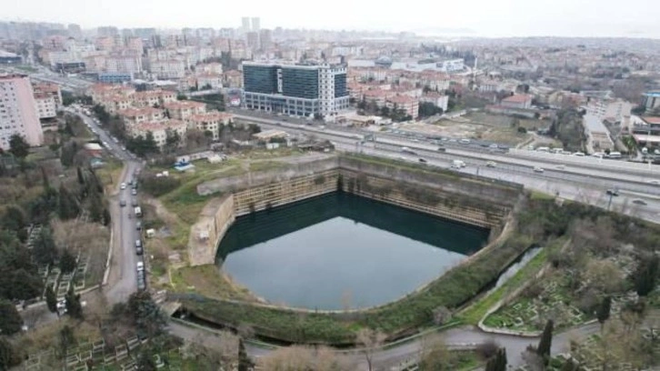 Kadıköy'de su dolan inşaat sahasını 