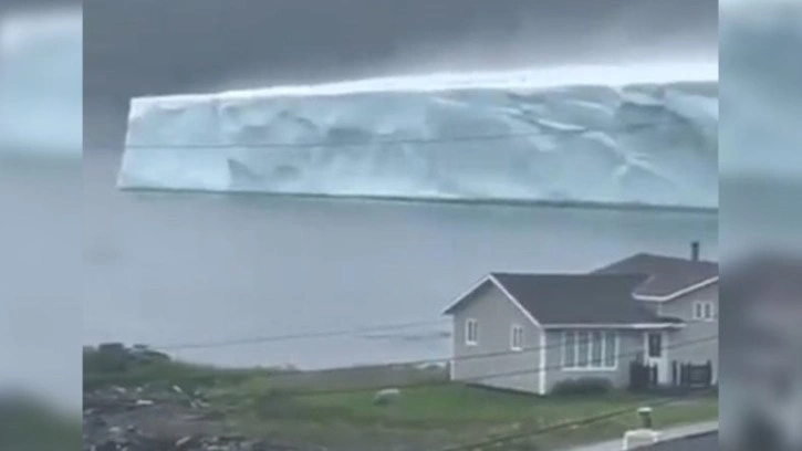 Kanada'da Bir Kasabanın Kıyısına Devasa Buz Dağı Yanaştı - Webtekno