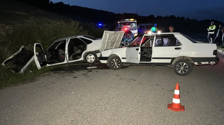 Karabük'te iki otomobil çarpıştı: 4 kişi yaralandı