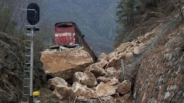 Karabük'te demir yoluna dev kaya parçaları düştü! Tren raydan çıktı